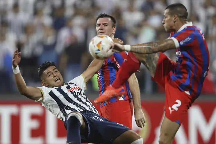 Juan Pablo Freytes (i) de Alianza disputa el balón con Alan Benítez de Cerro este miércoles, en un partido de la fase de grupos de la Copa Libertadores entre Alianza Lima y Cerro Porteño en el estadio Alejandro Villanueva en Lima (Perú).
