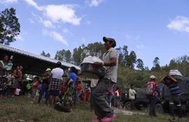 Indígenas Tolupanes de la tribu San Juan reciben donación de alimentos en el municipio de Orica, en el departamento de Francisco Morazán (Honduras). Archivo.