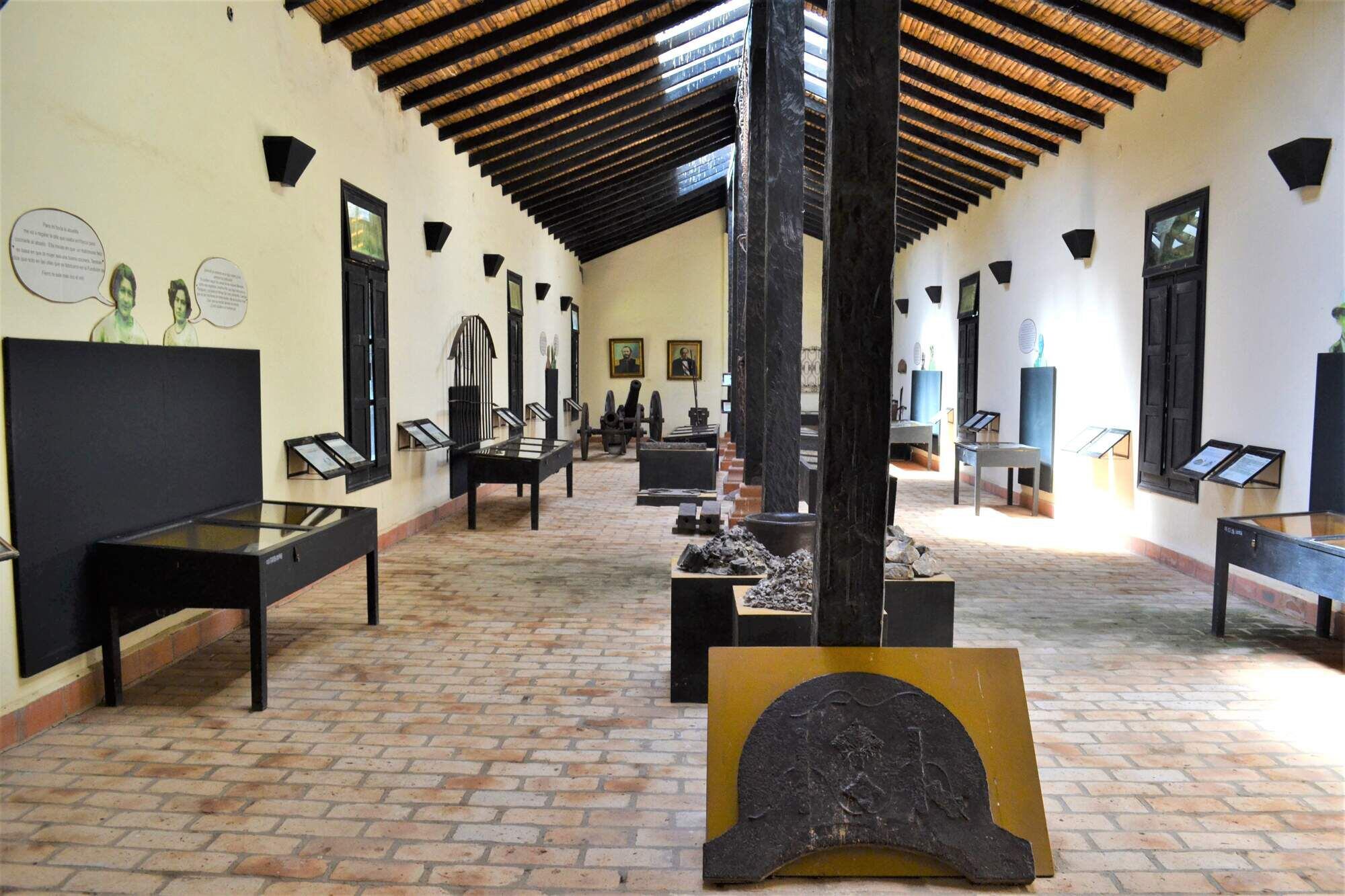El museo habilitado dentro del parque nacional de Ybycuí, se pueden apreciar las herramientas agrícolas y armamentos para la guerra fabricadas en el lugar.