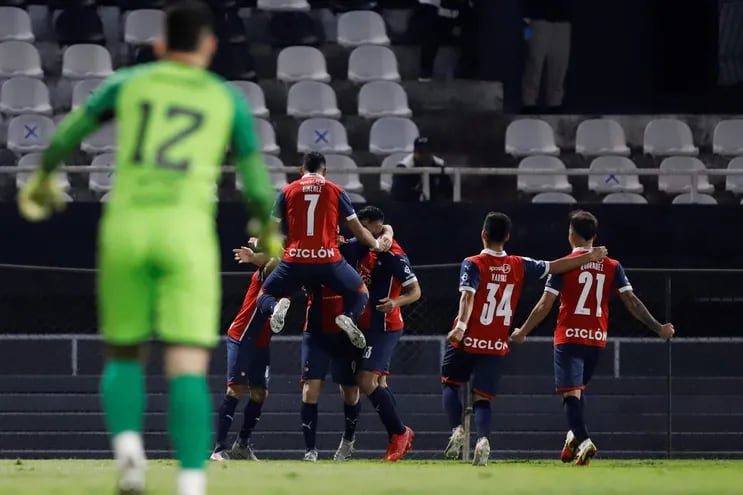 Los jugadores de Cerro Porteño celebran un gol ante Olimpia en el primer superclásico del torneo Clausura 2021.