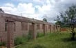El pabellón con tres aulas que quedó abandonada en el asentamiento 7 de Diciembre en Tava'i.