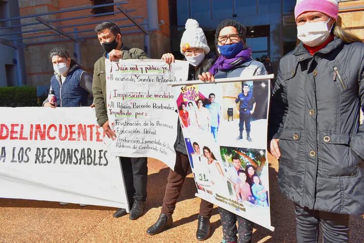 Familiares y amigos del Suboficial Hugo Armando Fariña se manifestaron frente al Poder Judicial de Villarrica para exigir que la causa se eleve a juicio oral y público.