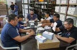 Los funcionarios del TSJE verifican los boletines de voto a usarse el próximo 15 de enero en Guairá.