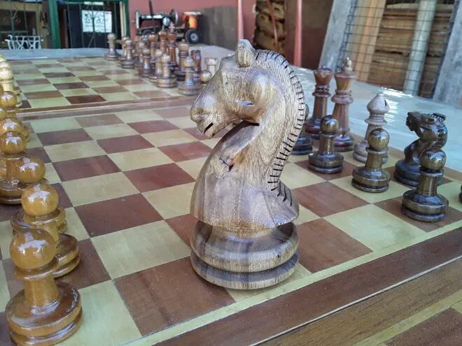 Artesanía paraguaya para la elaboración de piezas y tableros de ajedrez, obra del aregüeño Del Rosario Barrios (gentileza, Alejandro Fretes)