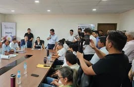 Esta imagen corresponde a la reunión realizada en Santaní  en la subsede de la Gobernación con las ministras de Salud y Obras Públicas