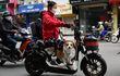 Una mujer lleva en su scooter a su perro, en Hanoi, Vietnam, donde aún es legal comer carne de perro.