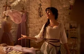 La cantante y actriz cubana-estadounidense Camila Cabello en su papel de "Cenicienta". La película se estrenará este viernes en la plataforma Amazon Prime Video.