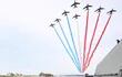 La Patrulla de Francia, que realiza las acrobacias aéreas en la fiesta nacional, sobrevoló la Croisette durante la gala de Top Gun.