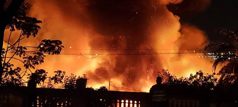 Incendio de gran magnitud en la Chacarita.