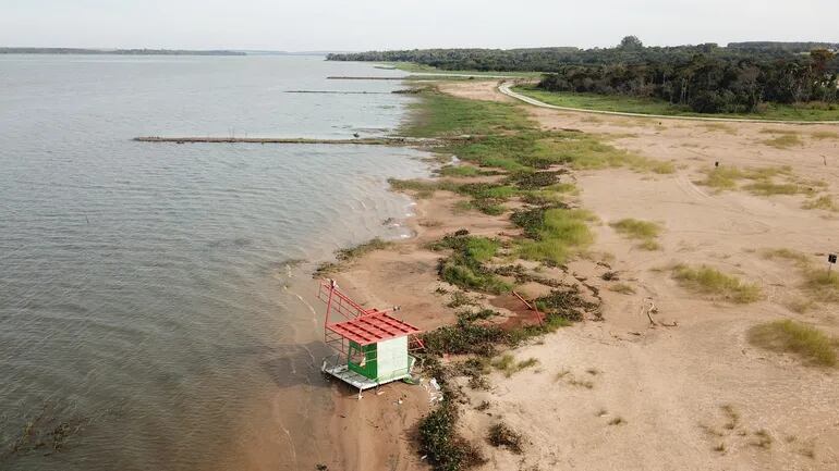 La readecuación de la playa costanera de Saltos del Guairá es una de las obras que quedó sin presupuesto por la disminución drástica de los fondos de resarcimiento. La construcción de este sitio ya costó G. 120.000 millones del dinero de la compensación por la pérdida de las cataratas.