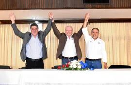 En el centro, el presidente de la ARP, Dr. Pedro Galli Romañach; flanqueado por izquierda, por el  vicepresidente primero: Daniel Prieto Davey; y por derecha, por el vicepresidente segundo, Eduardo Barreto Rodríguez.