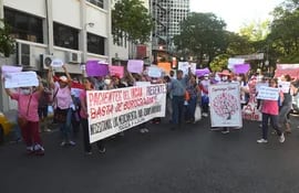 Pacientes de cáncer se manifiestaron este miércoles frente a la sede del Ministerio de Salud para protestar contra el recorte presupuestario para la atención oncológica y exigir la provisión de fármacos para proseguir con sus tratamientos.