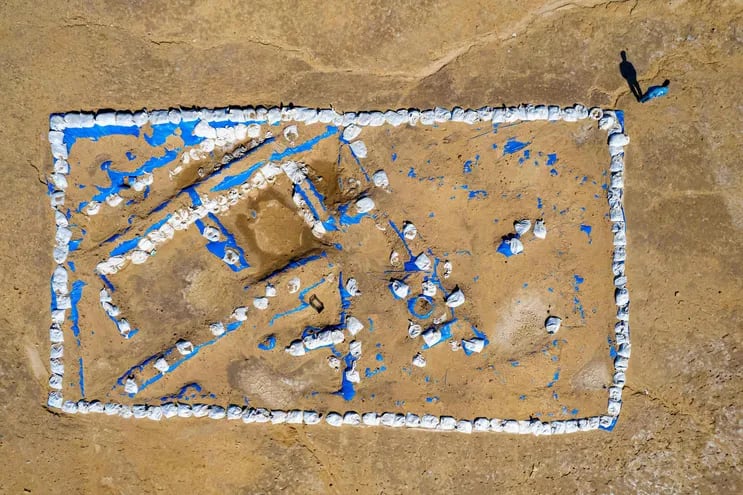 Los arqueólogos que excavan en Lagash, en el sur de Irak, han desenterrado una "taberna" sumeria de casi 5.000 años de antigüedad, completa con bancos, un sistema de refrigeración que actúa como refrigerador y tazones que contienen restos de comida.