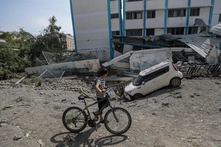 Daños en una escuela en Gaza tras reacción de Israel a los ataques de Hamás.