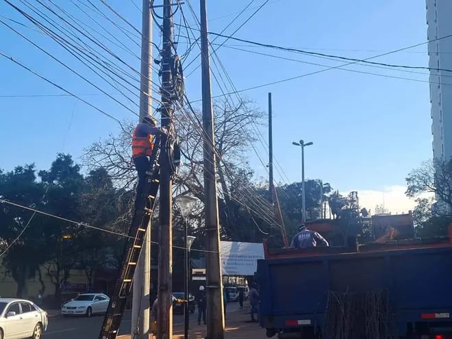 Los funcionarios de la Ande trabajan en el retiro de cables de la zona del microcentro de Ciudad del Este.