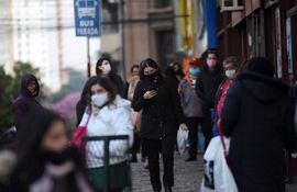 frío pronóstico gente abrigada caminando por  la calle temperatura