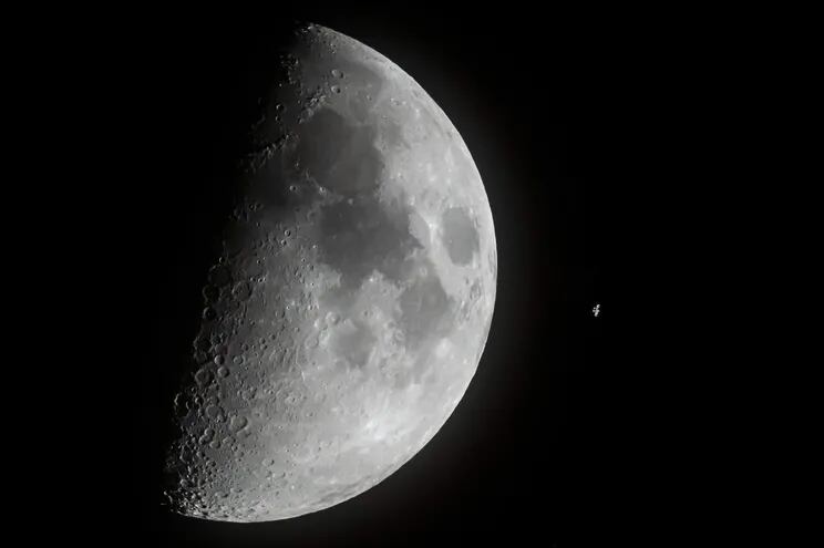 Fotografía tomada desde la Estación Espacial Internacional (EEI) de la Luna donde Francia proyecta crear una huerta con fines de investigación.  (EFE)
