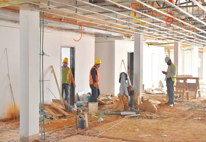 La construcción del hospital del IPS en Villarrica quedó paralizada por dos meses debido a la escasez de cemento.