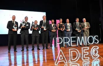 Los representantes de las nueve empresas galardonadas por los Premios ADEC 2023.