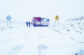 Más de 400 personas, entre turistas, camioneros y otros viajeros, siguen varados con temperaturas de 10 grados centígrados bajo cero por un temporal de nieve a los dos lados de la frontera andina entre Argentina y Chile, según fuentes municipales. (Foto ilustrativa)