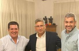 Horacio Cartes, Juan Carlos Vera, gobernador de Guairá, y el presidente Mario Abdo durante la reunión que se realizó anoche en Mburuvicha Róga.