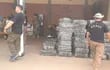 Parte se la carga de marihuana decomisada en Puerto Marangatu, en la víspera, siendo pesada por personal de la Senad en Saltos del Guairá.
