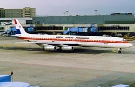 Un McDonnell Douglas DC-8-63 de LAP en una foto captada en 1992.