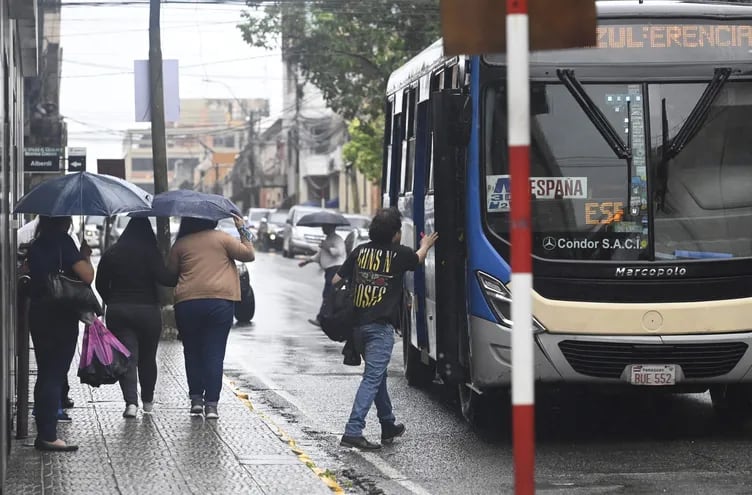 Usuarios del transporte público, esperando bajo la lluvia (Imagen de archivo).