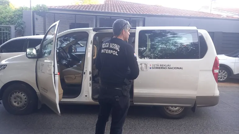 Uniformados de la Interpol acompañan el operativo de allanamiento que deriva en la expulsión de argentinos.