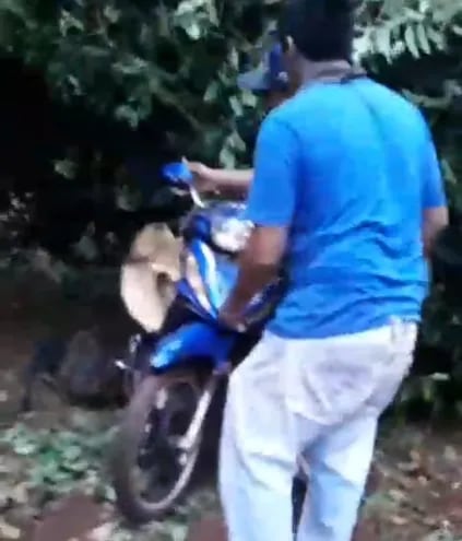 La motocicleta y la víctima fueron impactadas por el árbol.