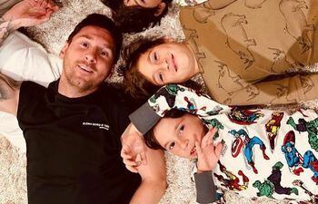 Tierna postal. Leo Messi con sus hijos Thiago, Mateo y Ciro.