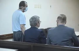 De pie, el médico argentino Miguel Ángel Cavallo en la sala de juicio oral  y público, donde afrontar un segundo juicio, esta vez por homicidio doloso.