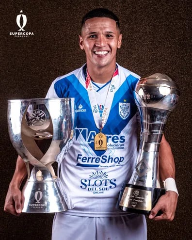 El delantero Alex Adrián Arce Barrios (27 años), con los trofeos de la Supercopa y Copa Paraguay.
