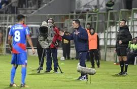 El argentino Víctor Bernay, entrenador interino de Cerro Porteño, durante el partido ante Sportivo Ameliano por la segunda fecha del torneo Clausura 2023 del fútbol paraguayo en el estadio Villa Alegre, en Encarnación.