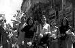 Festejos por el día de la primavera 1972, sobre calle Palma. (Archivo ABC Color).