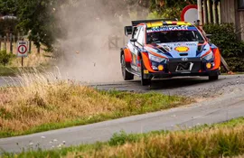 El piloto belga Thierry Neuville, con un Hyundai I20 N Rally1, pasó a liderar el rally de su país cumplida ayer la primera etapa de la competencia.