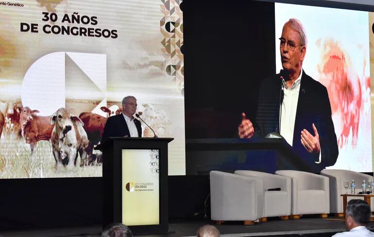 El presidente de la ARP, Dr. Pedro Galli, en el acto de cierre del Congreso CEA 2022, el martes último, en el Sheraton Hotel Asunción.