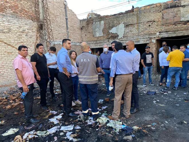 Óscar Rodríguez y un equipo de trabajo visitaron nuevamente hoy la zona incendiada en el Mercado 4.