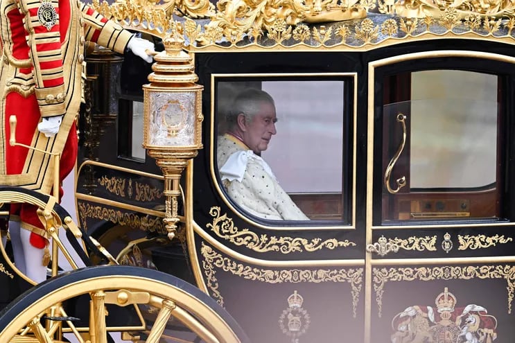 El rey Carlos III de Gran Bretaña viaja con Camilla de Gran Bretaña, la reina consorte (no en la foto) comienza su viaje en el entrenador estatal Diamond Jubilee, en la 'Procesión del Rey', un viaje de dos kilómetros desde el Palacio de Buckingham hasta la Abadía de Westminster en el centro de Londres el 6 de mayo. 2023, antes de sus coronaciones.