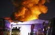 El humo se eleva mientras los bomberos trabajan para apagar un incendio en una zona residencial, tras las explosiones en una empresa industrial en Embakasi, Nairobi, Kenia, 02 de febrero de 2023.