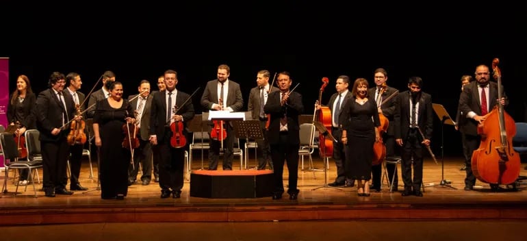 La Orquesta de Cámara Municipal de Asunción, dirigida por Echeverría.