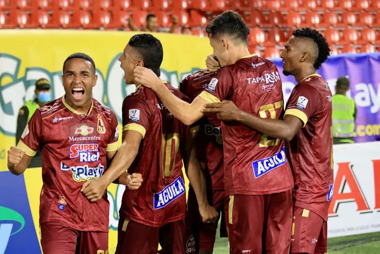Gustavo Ramírez (segundo de der. a izq) festeja uno de los goles que convirtió para la remontada del Tolima contra Petrolera en Colombia.