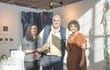 Verónica Viedma, Pablo Atchugarry y Adriana González Brun exhiben la escultura "Casa sombra" que fue adquirida por el MACA de Uruguay.