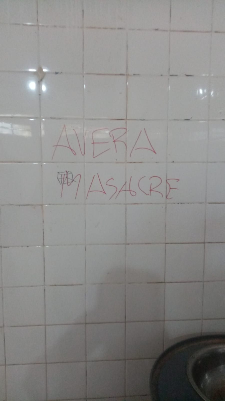 Escrito hallado en la pared del baño de varones en el colegio, anunciando la presunta matanza.
