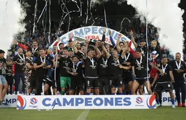 Los jugadores de Huachipato celebra el título de campeón en la Primera División de Chile.