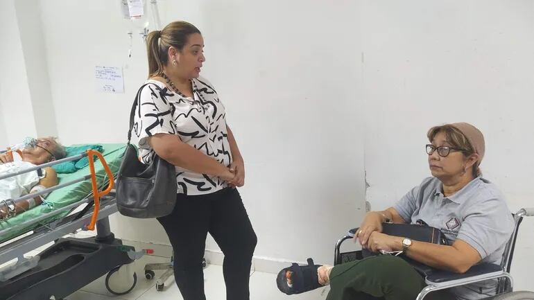 La fiscala, Hermenegilda Cubilla, (en sillas de ruedas) dialoga con la defensora pública, Thamara Guanes, en el hospital de trauma, en donde se encuentra internado el feminicida, Silvestre Ledesma Ortiz.