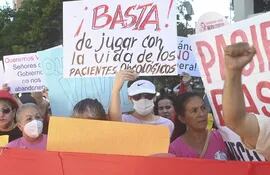A principios de enero, pacientes oncológicos del Incan y otros establecimientos de salud se manifestaron frente el Ministerio de Salud Pública.