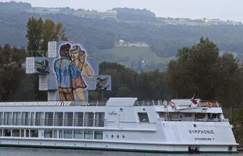 Los artistas peruanos Entes y Pésimo son los autores de grafitis sobre contenedores marítimos en Linz.