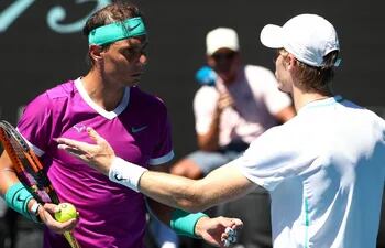 Rafael Nadal y Denis Shapovalov (d) durante una breve discusión por el tiempo que perdió el español durante la asistencia médica en pleno partido del Abierto de Australia.