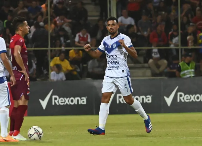 Elías Sarquis festeja el primer tanto del Sportivo Ameliano en la final de la Copa Paraguay 2022.